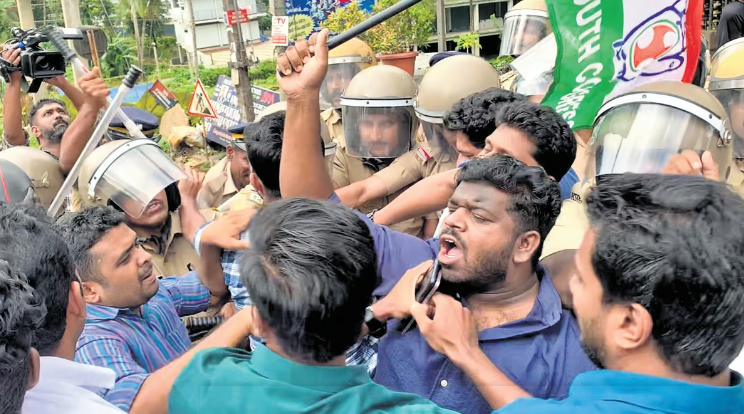Youth Congress activists protest at the KSEB office in Thiruvambady, Kozhikode