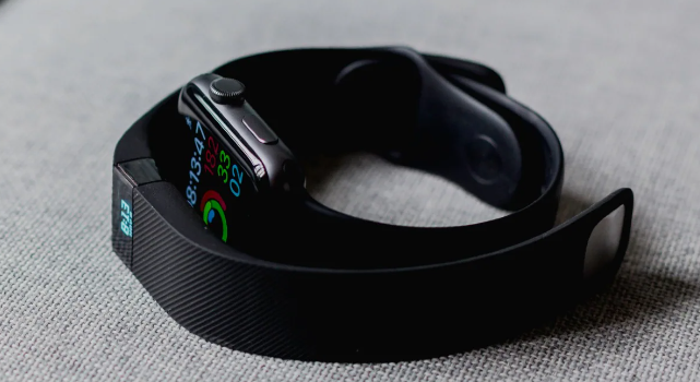 Wearable devices, such as smartwatches, can help detect early signs of COVID-19, heart conditions, and falls according to a new study.